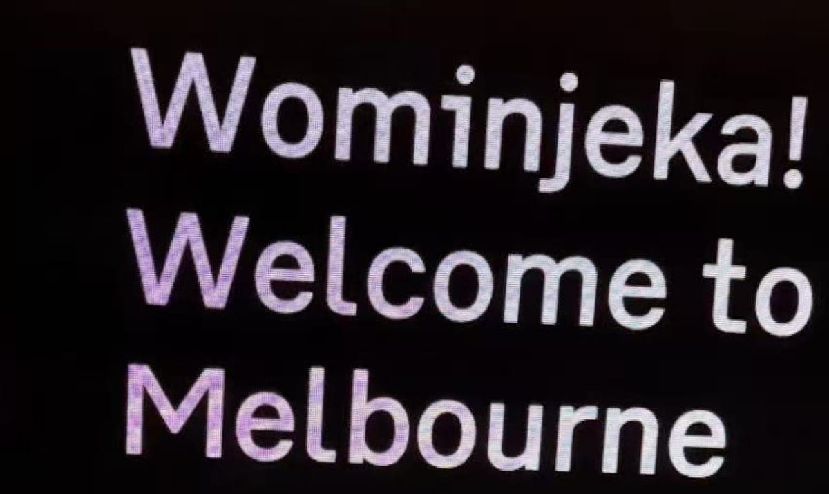 墨尔本机场到达大厅的欢迎屏,上面写着 Wominjeka! Welcome to Melbourne