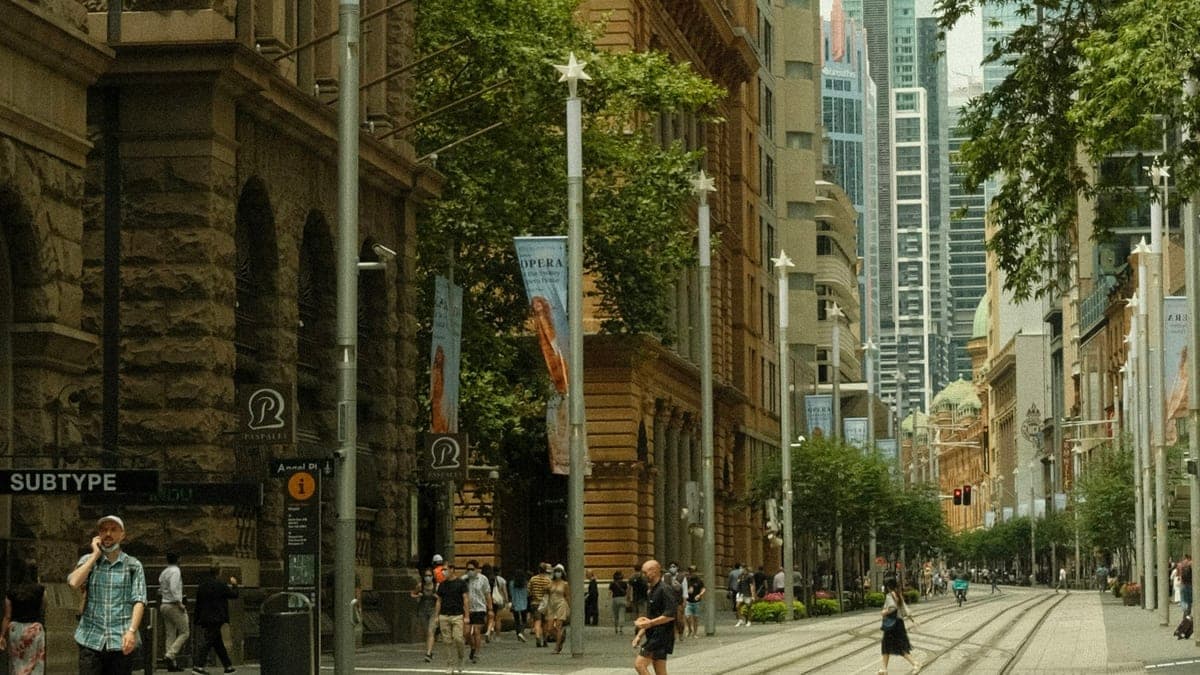 悉尼市区街景,行人走过街道两侧的砂岩建筑